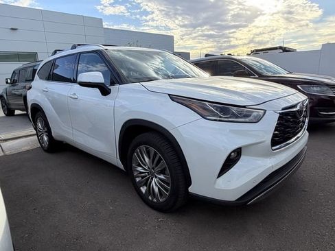 Used 2022 Toyota Highlander Platinum image 2