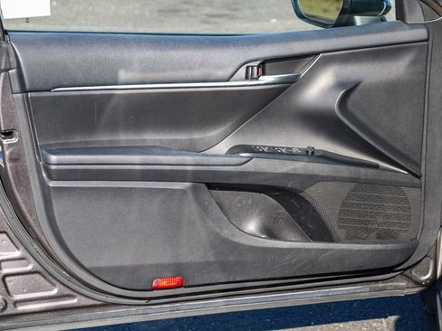 Used 2020 Toyota Camry SE w/ Sunroof Package image 19