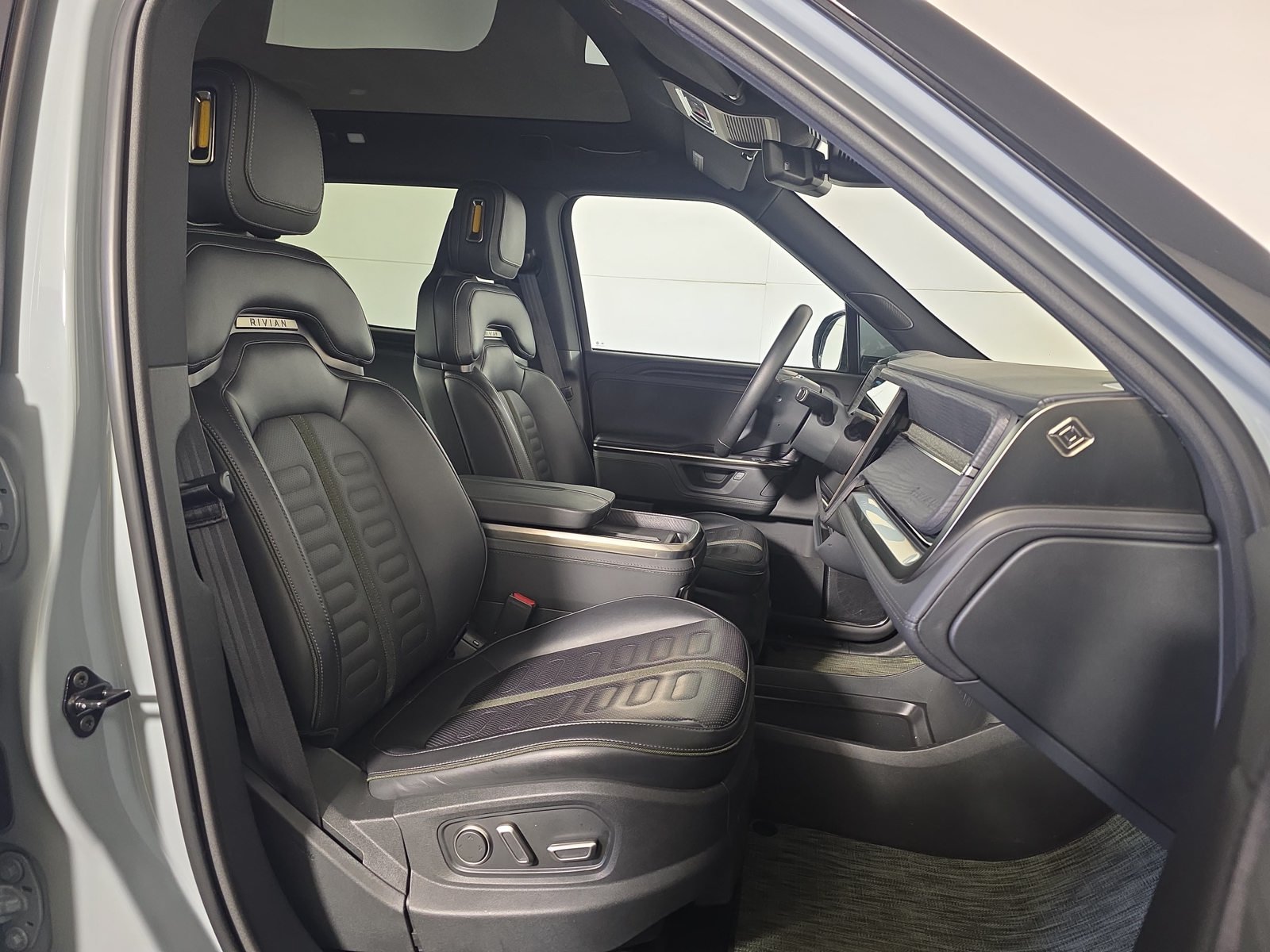 Used 2025 Rivian R1T Adventure Dual AWD/4WD image 23