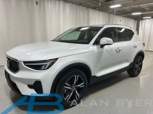 Used 2025 Volvo XC40 B5 Core image 1