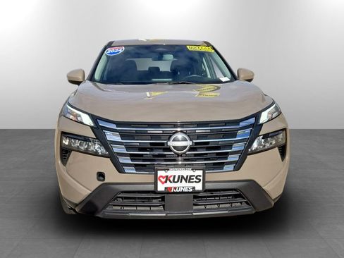 Used 2024 Nissan Rogue SV image 3