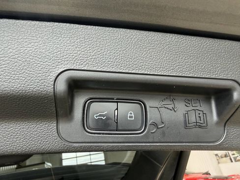 Used 2020 Ford Explorer XLT w/ Equipment Group 202A AWD/4WD image 31