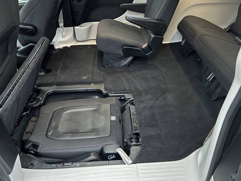 Used 2017 Chrysler Pacifica Touring FWD image 26