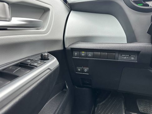 Used 2025 Toyota Sienna XLE image 17