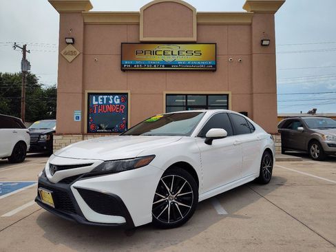 Used 2021 Toyota Camry SE FWD image 1