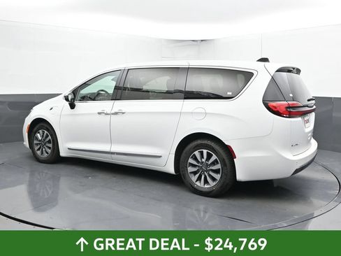 Used 2023 Chrysler Pacifica Limited FWD image 11