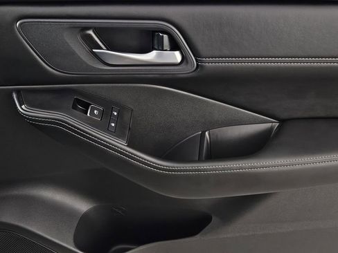 Used 2025 Nissan Rogue SL image 30