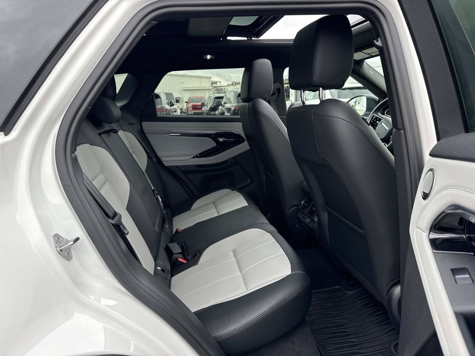 Used 2023 Land Rover Range Rover Evoque R-Dynamic SE AWD/4WD image 9