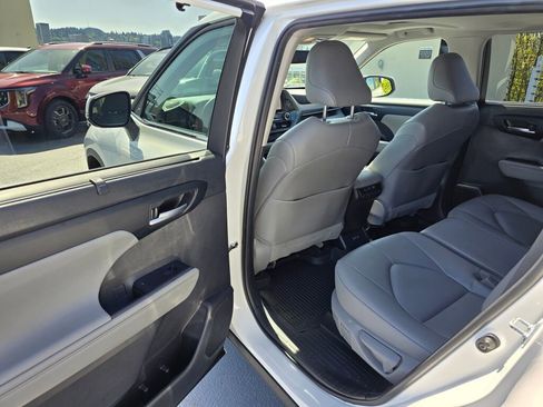 Used 2023 Toyota Highlander XLE AWD/4WD image 16