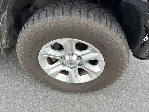 Used 2018 Toyota 4Runner SR5 AWD/4WD image 17