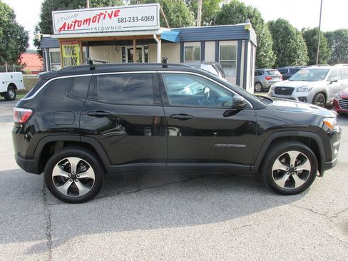 Used 2018 Jeep Compass Latitude w/ Popular Equipment Group AWD/4WD image 3