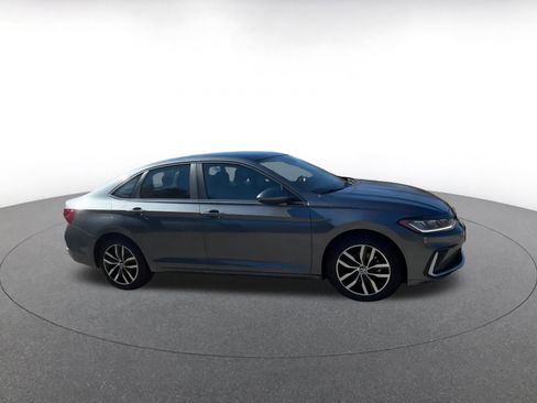 Used 2025 Volkswagen Jetta SE image 2