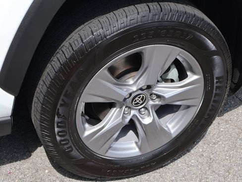 Used 2022 Toyota RAV4 XLE AWD/4WD image 25