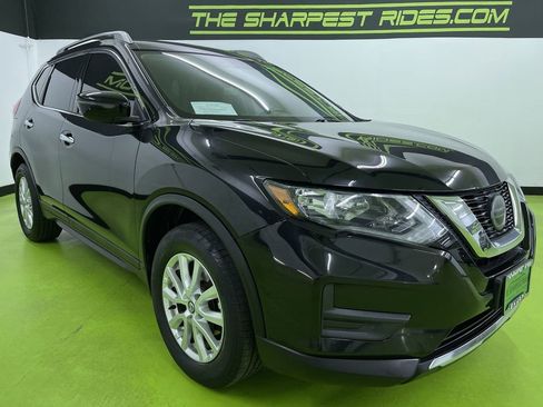 Used 2018 Nissan Rogue SV image 2