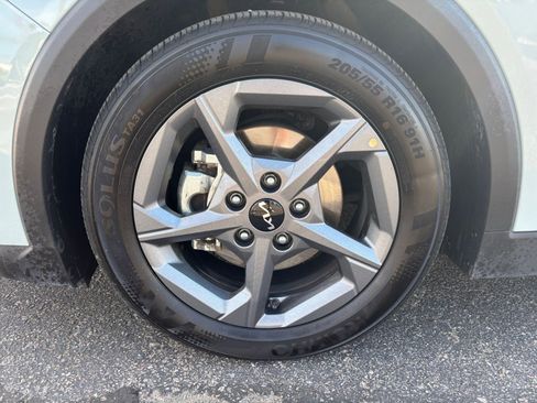 Used 2025 Kia K4 LXS image 29