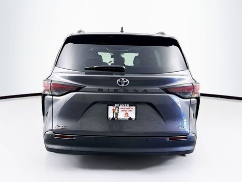 Used 2025 Toyota Sienna XLE w/ XLE Plus Package image 8