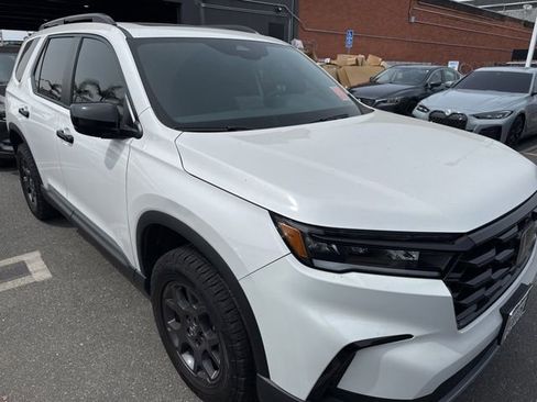 Used 2025 Honda Pilot TrailSport image 1