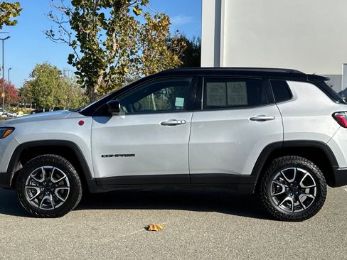 Used 2024 Jeep Compass Trailhawk image 7