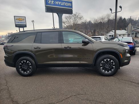 Used 2025 Chevrolet Traverse Z71 w/ Enhanced Driving Package image 2