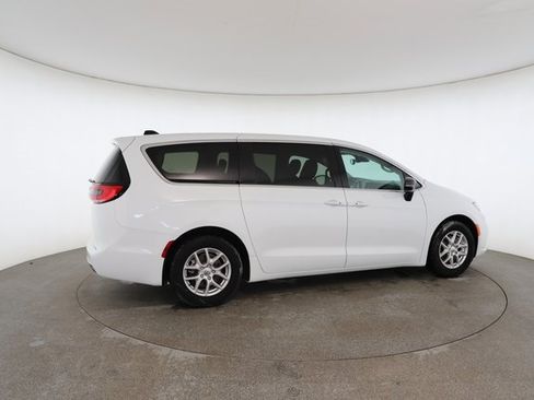 Used 2024 Chrysler Pacifica Touring-L image 20