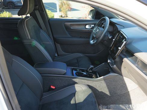 Used 2023 Volvo XC40 Recharge Ultimate image 38