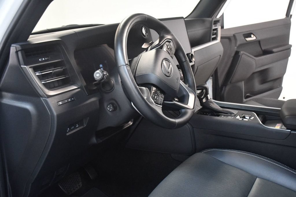 Used 2024 Lexus GX 550 w/ Cold Area Package AWD/4WD image 27