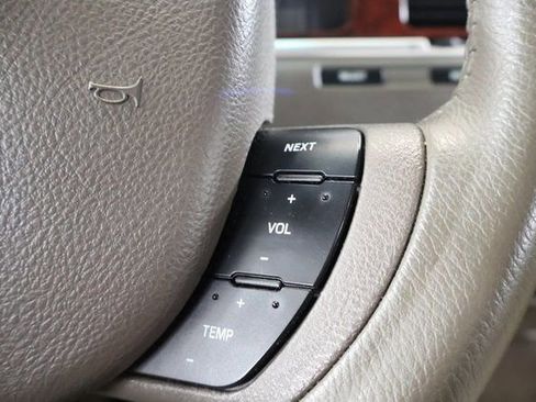 Used 2005 Lincoln Town Car Signature image 17