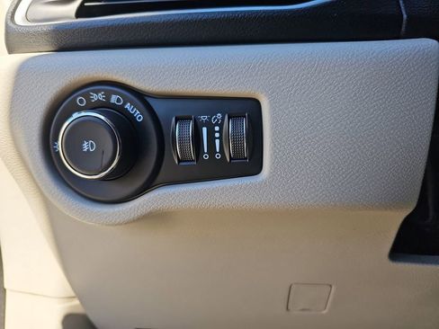 Used 2021 Chrysler Pacifica Touring-L image 32