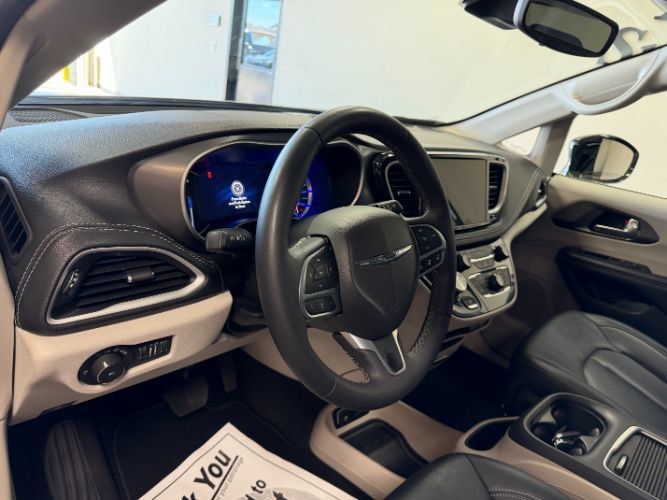 Used 2024 Chrysler Pacifica Limited FWD image 15