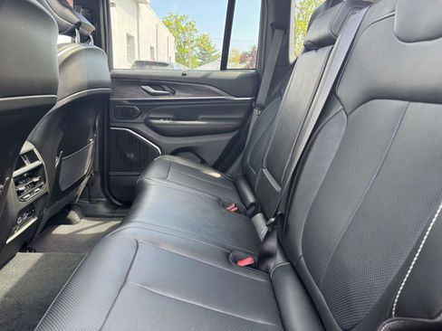Used 2025 Jeep Grand Cherokee Overland w/ Luxury Tech Group IV AWD/4WD image 14