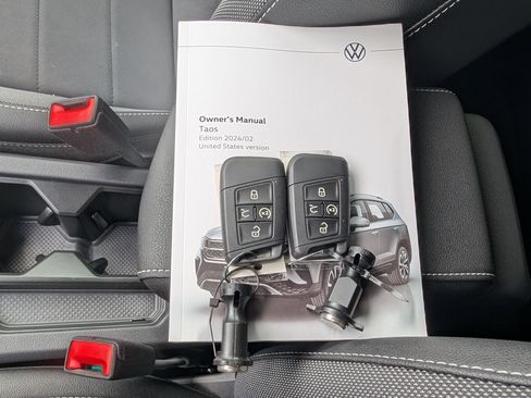 Used 2024 Volkswagen Taos SE image 36
