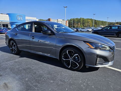 Used 2025 Nissan Altima 2.5 SR image 1
