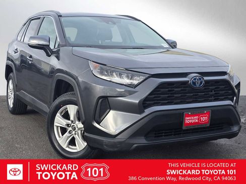 Used 2021 Toyota RAV4 LE image 1