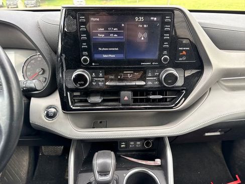 Used 2022 Toyota Highlander LE AWD/4WD image 27