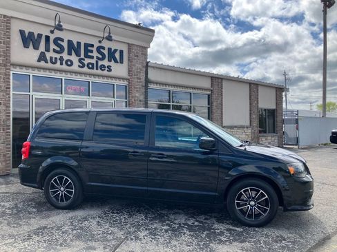 Used 2017 Dodge Grand Caravan SE FWD image 2