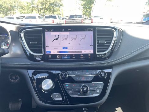 New 2026 Chrysler Pacifica Select FWD image 13