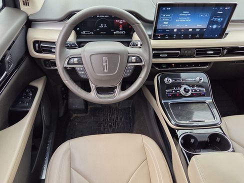 Used 2023 Lincoln Nautilus FWD w/ Premium Package image 12