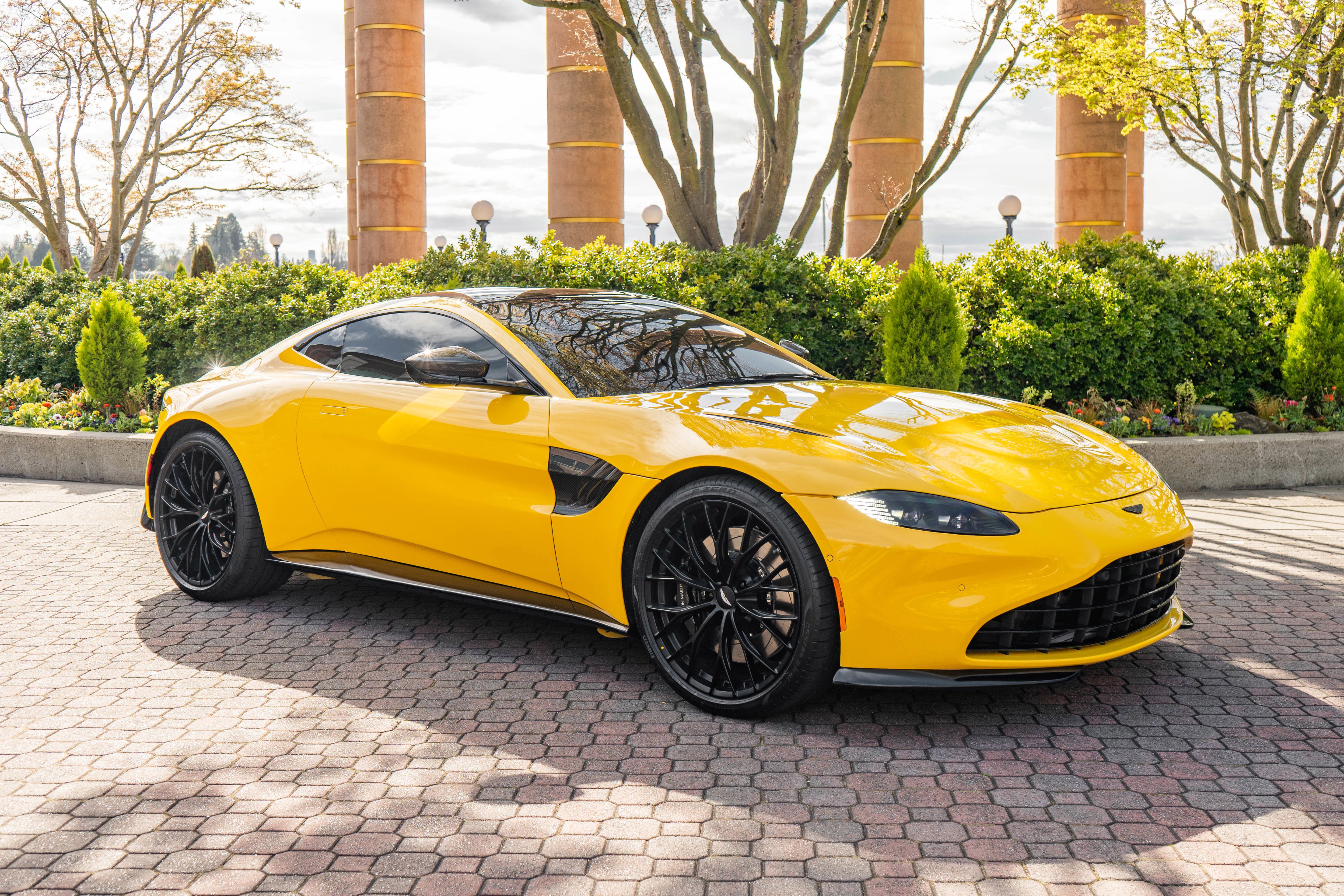 Used 2023 Aston Martin V8 Vantage Coupe RWD image 39