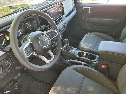 Used 2025 Jeep Wrangler Unlimited Sahara image 18