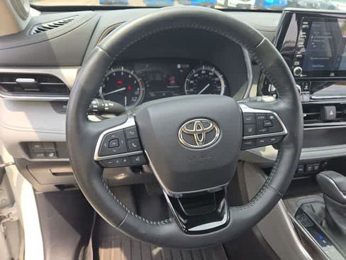 Used 2021 Toyota Highlander Limited FWD image 22