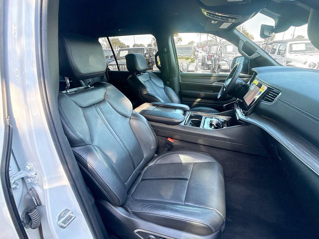 Used 2024 Jeep Wagoneer Series III AWD/4WD image 33