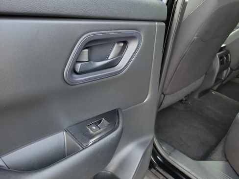 Used 2024 Nissan Rogue S AWD/4WD image 13