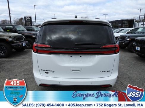 Used 2025 Chrysler Pacifica Limited FWD image 4