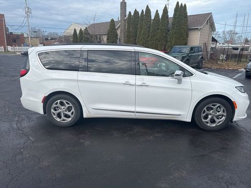 Used 2022 Chrysler Pacifica Limited image 7