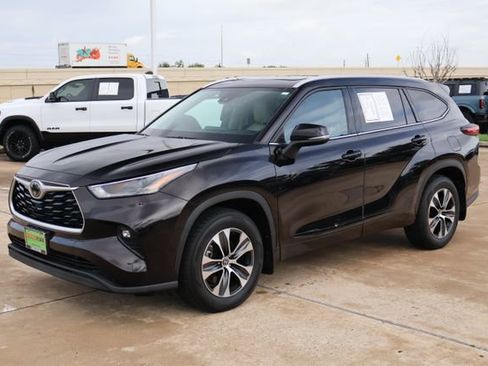 Used 2022 Toyota Highlander XLE AWD/4WD image 3