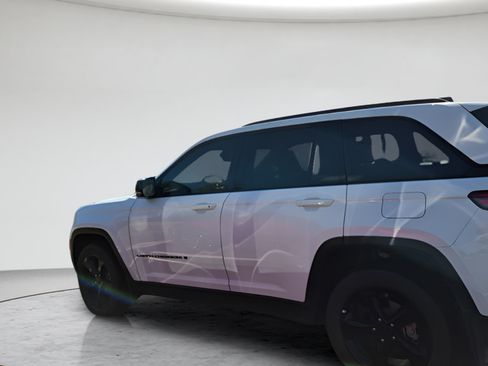 Used 2025 Jeep Grand Cherokee Limited w/ Black Appearance Package AWD/4WD image 6
