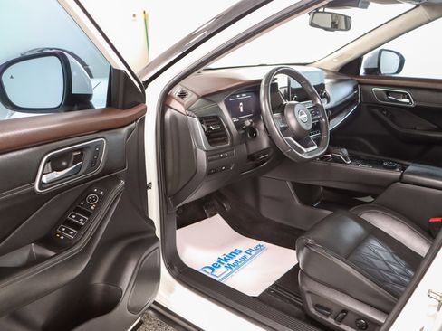 Used 2023 Nissan Rogue Platinum w/ Platinum Premium Package image 3