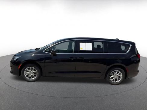 Used 2024 Chrysler Voyager LX FWD image 7
