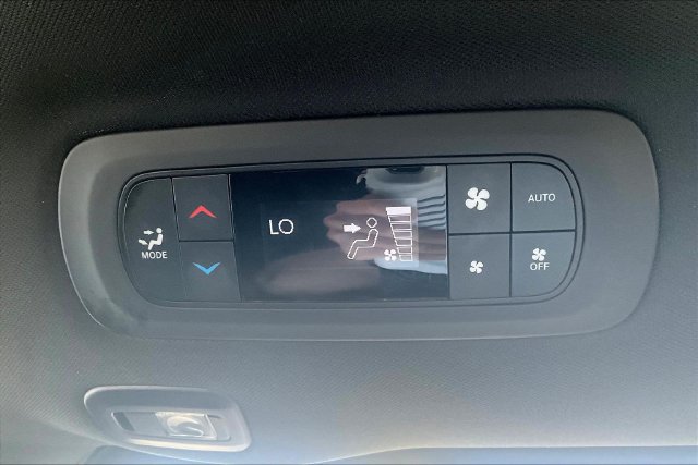 Used 2025 Chrysler Pacifica Limited FWD image 10