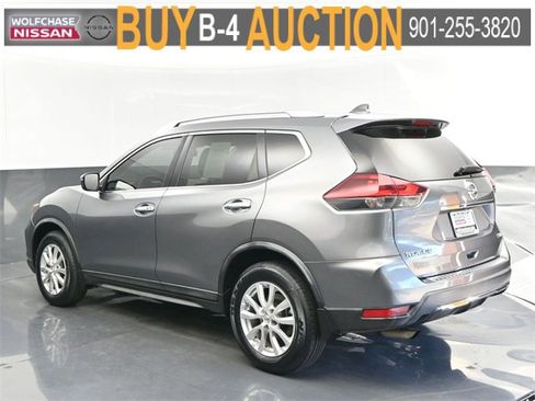 Used 2018 Nissan Rogue SV image 3